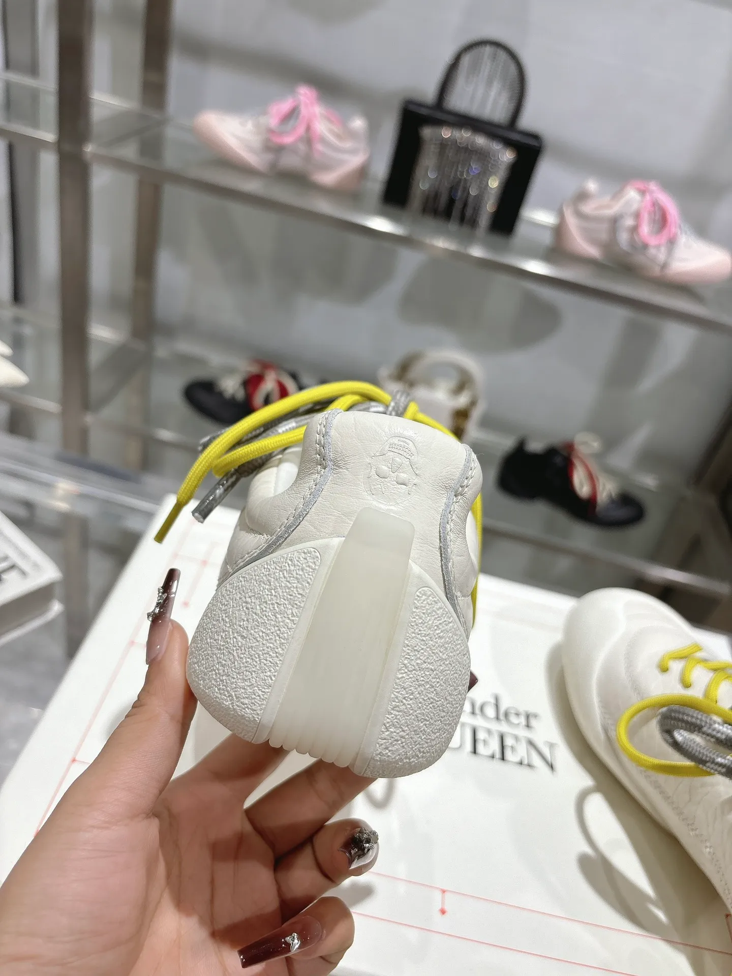 p580💰Couple model 𝐀𝐥𝐞𝐱𝐚𝐧𝐝𝐞𝐫 𝐌𝐜𝐐𝐮𝐞𝐞𝐧#/Alexander McQueen’s latest Flexion series, retro, casual, sneakers, original purchase, development, production, this Flexion Off Low-top sneakers in white grained leather with varying sized laces and an anatomically inspired lightweight segmented sole. The reverse skull pattern is embossed on the heel. Fabric: Original customized imported first-layer cowhide. Lining: Customized imported breathable mesh lining. Sole: Original open-molded non-slip TPU material. Bottom thickness: 2CM. Size: #Female size 35-40 (40 customized, non-refundable) #Men’s code 39-45 (45 customized, non-refundable)